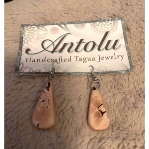 Handcrafted Antolu ear drop earrings